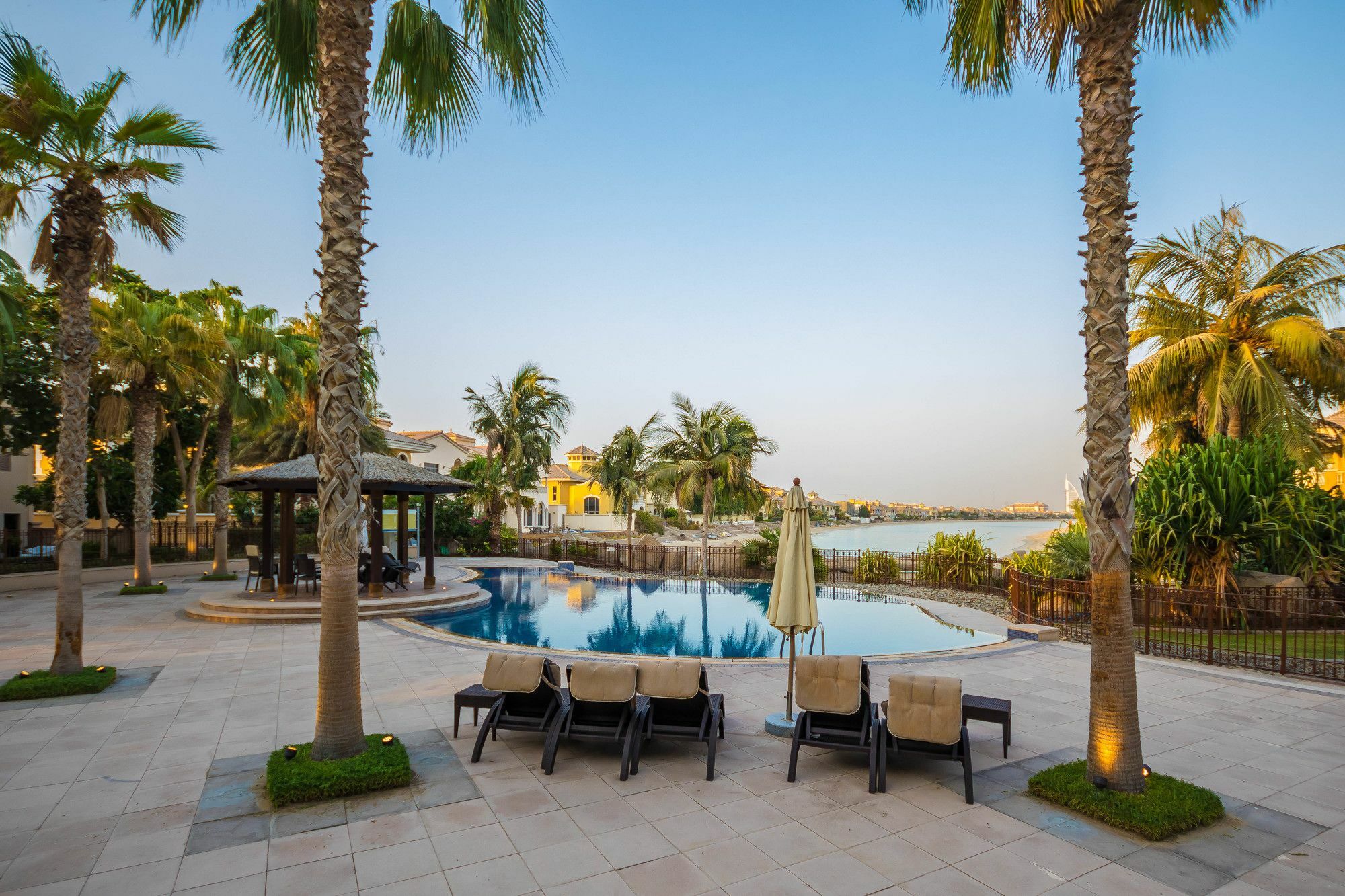 Yanjoon Holiday Homes - Palm Jumeirah Frond A Villas Dubái Exterior foto